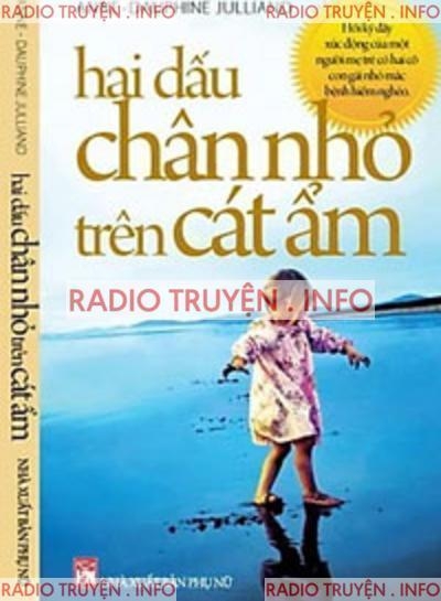 Hai Dấu Chân Nhỏ Trên Cát Ẩm